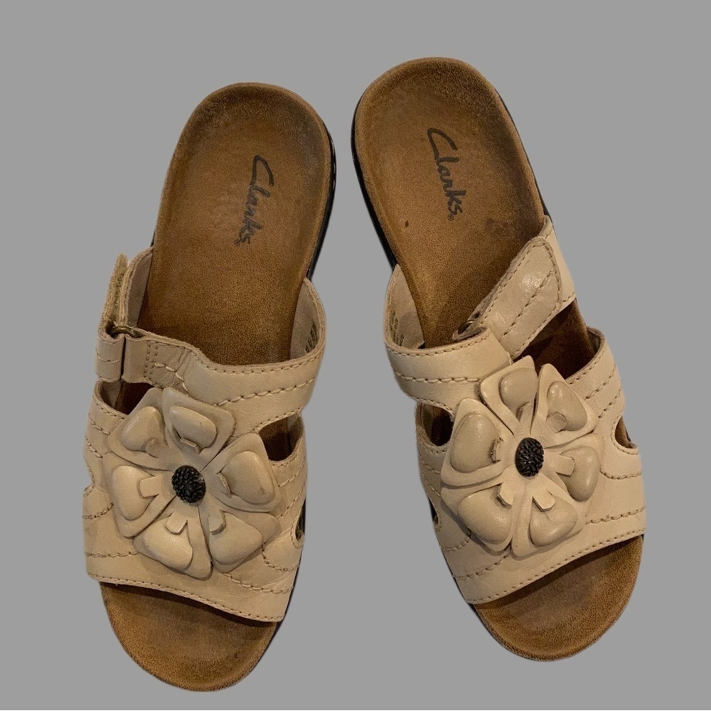 Clarks womens shoes size 7M leather tan color